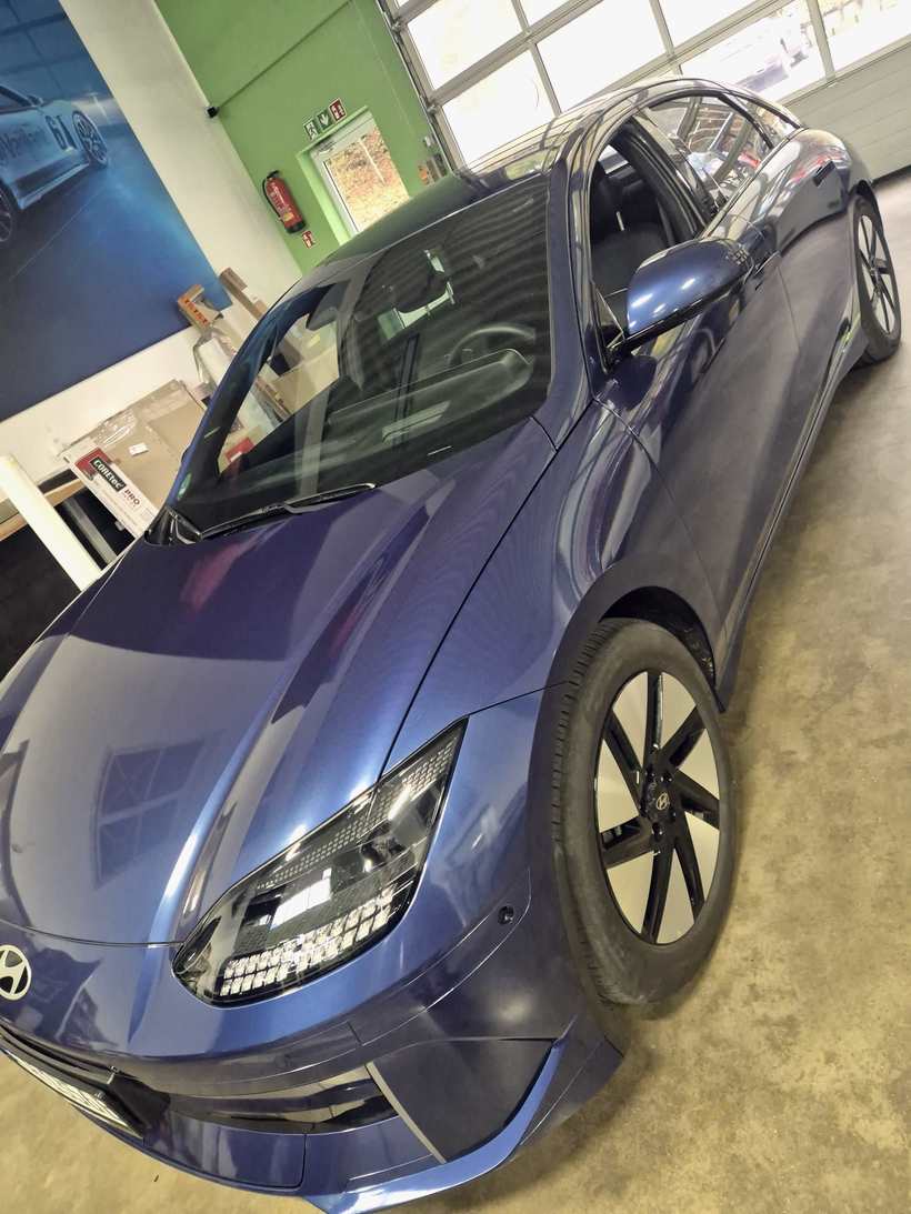 Hyundai Ioniq 6 fertig foliert in Blau-Metallic