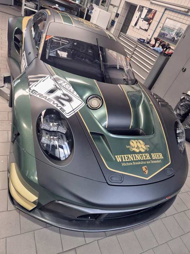 Porsche 911 GT3 R von Land-Motorsport in grün-goldener Folierung