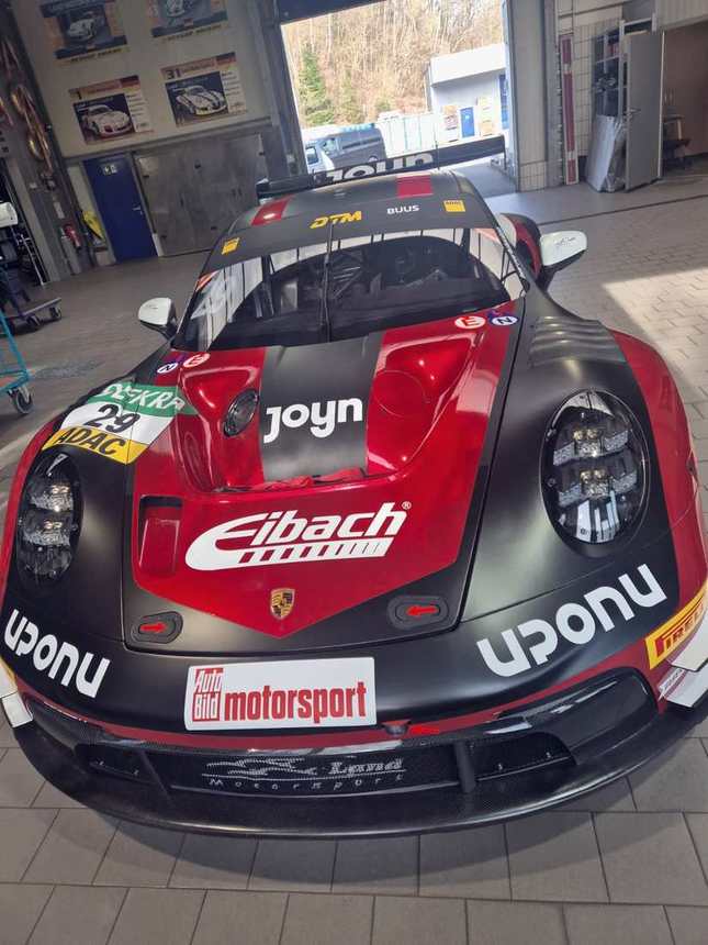 Porsche Cup-Fahrzeug in Rot-Schwarz