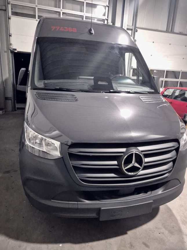 Mercedes Sprinter nach der Vollfolierung in Anthrazit